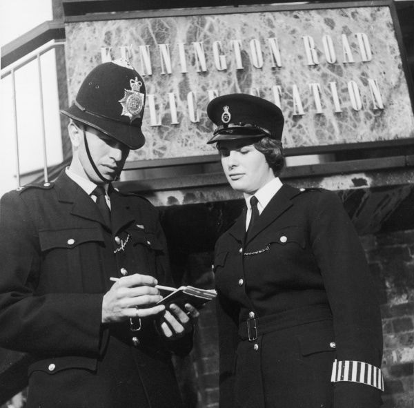 Straight after her appointment in 1946, the Met women's new head Elizabeth Bather drew on her wartime Women's Auxiliary Air Force experience to establish a more military line, one that lasted until late in the swinging Sixties. (3 -  @LondonWaterloo)  #LFW  #LFW2021 (6/n)