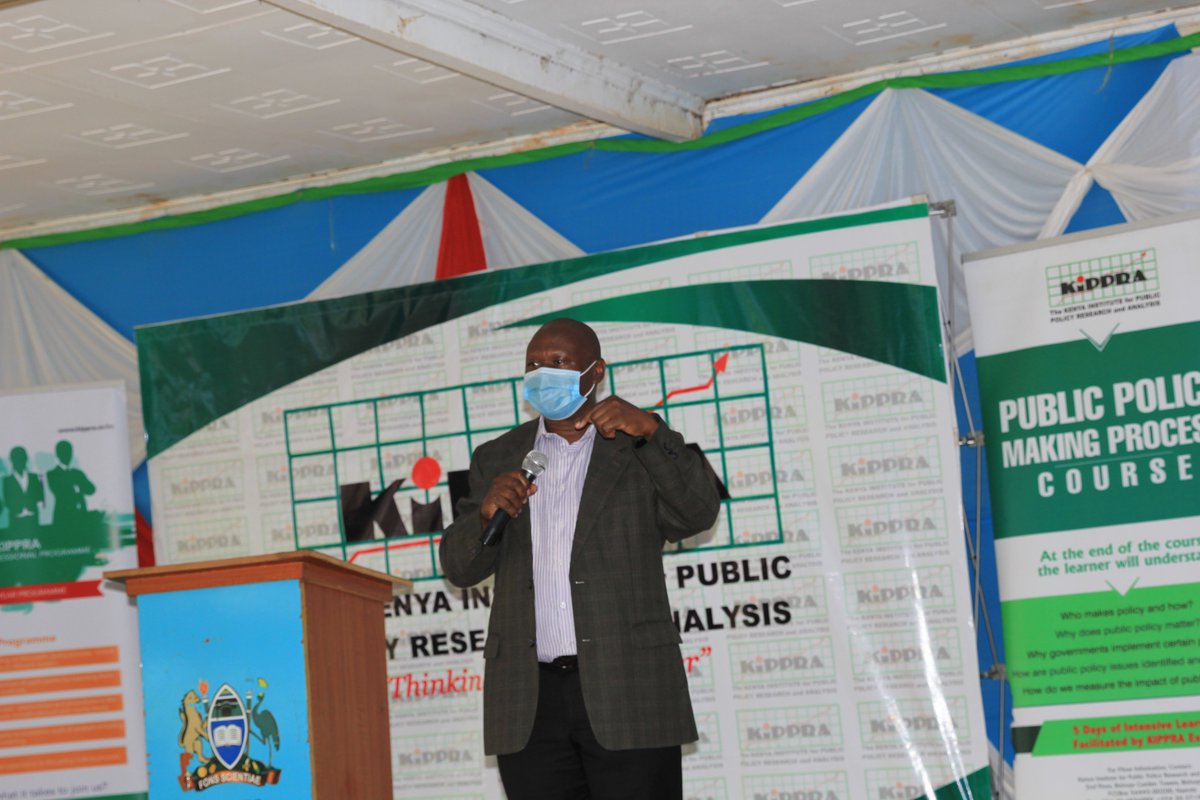 KIPPRAKENYA's tweet photo. Edward Nyongesa from the @cohesion_values explains the national values and principles of governance to the #KMPUs participants @KisiiUniversity #KIPPRAMentorship https://t.co/Ctb0KzZBg2