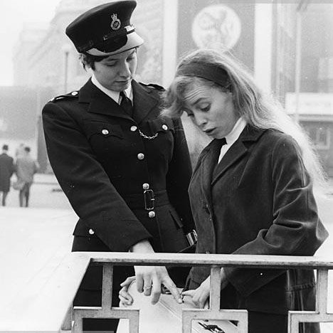 Straight after her appointment in 1946, the Met women's new head Elizabeth Bather drew on her wartime Women's Auxiliary Air Force experience to establish a more military line, one that lasted until late in the swinging Sixties. (3 -  @LondonWaterloo)  #LFW  #LFW2021 (6/n)