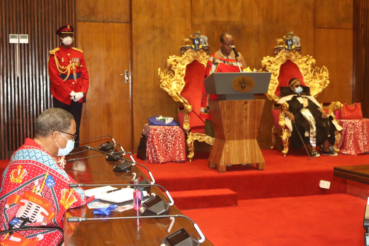 EswatiniGovern1's tweet photo. His Majesty King Mswati III has lauded Eswatini’s frontline workers as ‘heroes’ for their role in the fight against #COVID19. His Majesty has been speaking during the official opening of the 3rd Session of the 11th Parliament of the Kingdom of Eswatini. #SpeechFromTheThrone2021 https://t.co/icoSY7gaOf