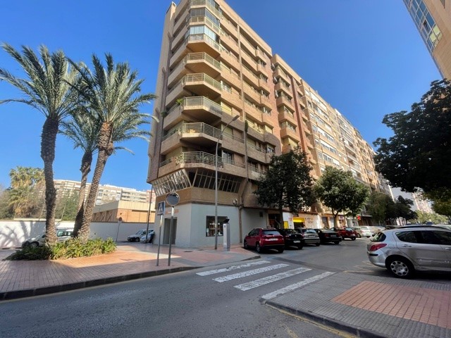 Vendemos piso en el centro de Cartagena, junto a Plaza de Juan XXIII, dispone de 106 m2 útiles, necesita reforma. Ubicación inmejorable, amplios ventanales. Plaza de garaje de gran tamaño.