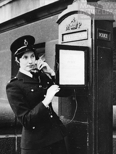 The so-called 'Bather' uniform (1) gave way in 1967 to a uniform & cap designed by royal couturiers Norman Hartnell & Simone Mirman (2 - original sketch). Newsreels praised "the new 'with-it' image of Scotland Yard" & "the swinging London cop idea".  #LFW  #LFW2021  #TheCrown (7/n)
