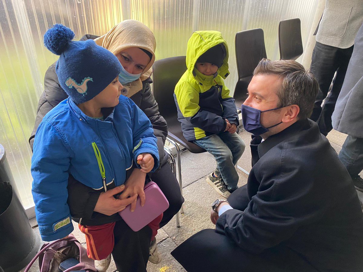 yavuzselimkiran's tweet photo. 📍Frankfurt Başkonsolosluğumuzda mesai arkadaşlarımızla ve vatandaşlarımızla biraraya geldik.

Salgına rağmen vatandaşlarımızın işlemlerinin aksamaması için büyük bir fedakarlık ve özveri gösteren çalışma arkadaşlarımızla gurur duyuyoruz. https://t.co/qw8ze43aCR