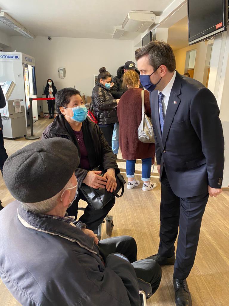 yavuzselimkiran's tweet photo. 📍Frankfurt Başkonsolosluğumuzda mesai arkadaşlarımızla ve vatandaşlarımızla biraraya geldik.

Salgına rağmen vatandaşlarımızın işlemlerinin aksamaması için büyük bir fedakarlık ve özveri gösteren çalışma arkadaşlarımızla gurur duyuyoruz. https://t.co/qw8ze43aCR