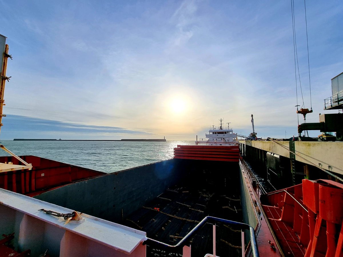 Hammond_Agency's tweet photo. Moseldijk in @Port_of_Dover discharging steel. #thamesreinforcements #PODCL @InvestInDover @ShipsInPics #beshipbrokers #cargo https://t.co/JqFBWkQgkm