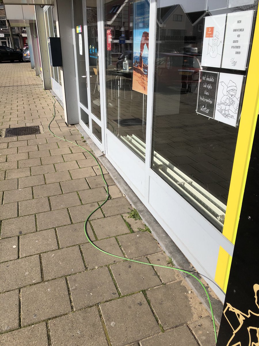 Intertoysurk's tweet photo. @ZiggoWebcare blijft deze kabel hier voor altijd zo liggen?
Ligt al ruim 4 weken zo #durftevragen https://t.co/ROTQRqBW4G
