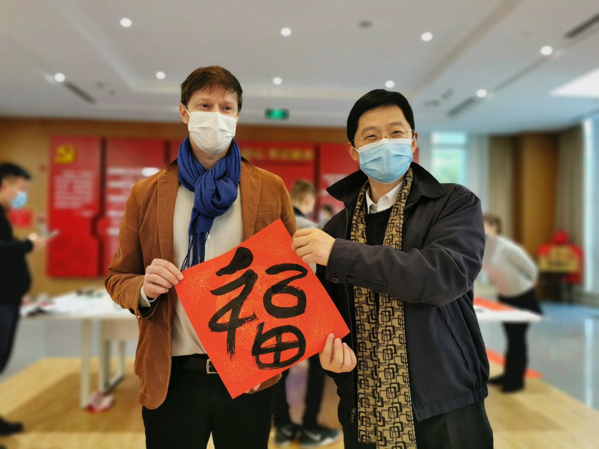 CeairItaly's tweet image. Conosci i Distici di Primavera? Sono un genere letterario cinese. 
Ogni famiglia appende li appende fuori la porta per esprimere auguri e buona fortuna. Dai un’occhiata al carattere cinese “#fu” (福) creato dai nostri piloti e le loro famiglie da tutto il mondo.
#springcouplet