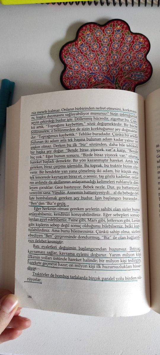 Traktörler de bomboş tarlalarda birçok paralel yolu birden sürüyorlar. John Steinbeck- Gazap Üzümleri