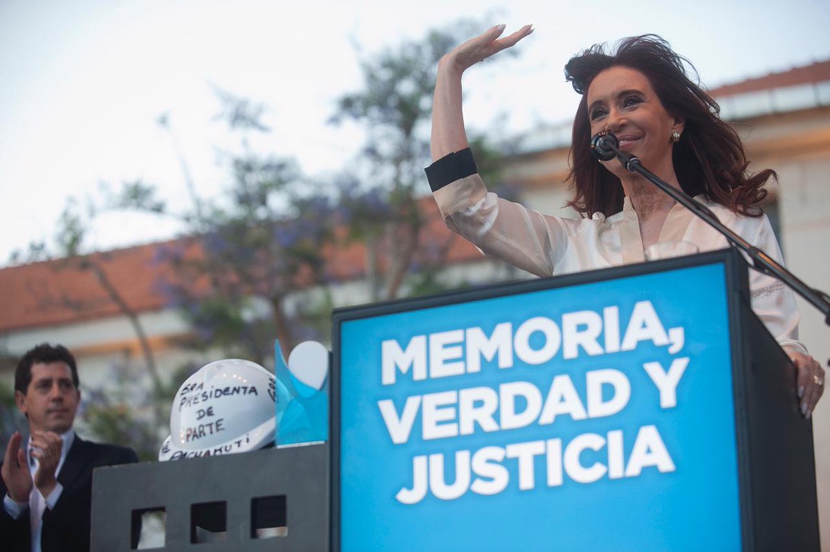 Morrblakk's tweet photo. "Nadie puede esperar que todo el mundo te quiera, es muy difícil. Lo que yo elegí es quiénes quiero que me quieran: el pueblo, los trabajadores y los jóvenes. Y eso nunca es gratis".

Feliz cumpleaños a nuestra compañera coraje! ✌🏾

#CristinaCumple 🎂❤️ https://t.co/x7R8BuU6s6