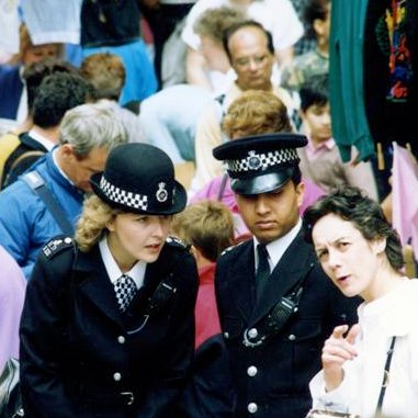 1978 also saw a cravat finally replace bow-ties, but perhaps the most significant step was 1985's introduction of the 'Bowler' hat, the first reinforced headwear for the Met's female officers since their inception in 1919.  #LFW  #LFW2021 (10/n)