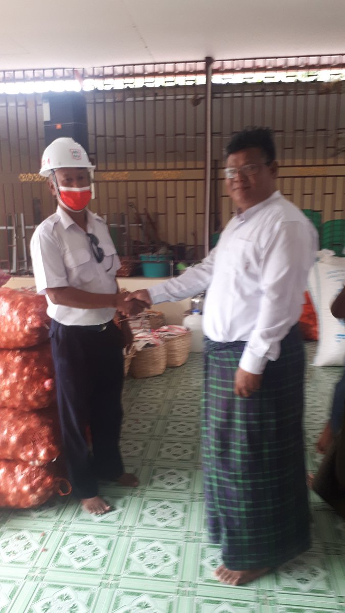 MdySaya's tweet photo. မီးရထားဝန်ထမ်းများအတွက်ကြက်သွန်ပိသာ၃၀၀လှူဒါန်း........ https://t.co/VWPmV4uyAl