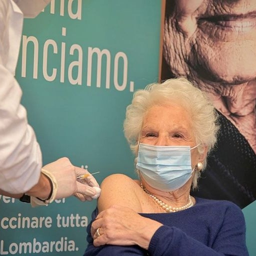 ClaMarchisio8's tweet photo. Questa donna ha sconfitto l'odio tante di quelle volte che veramente pensate possa essere interessata di quelli che oggi la insultano per essersi vaccinata contro il Covid?
#LilianaSegre sei sempre bellissima ❤️
Voi invece siete sempre più miserabili. https://t.co/qdTPTEhYVZ