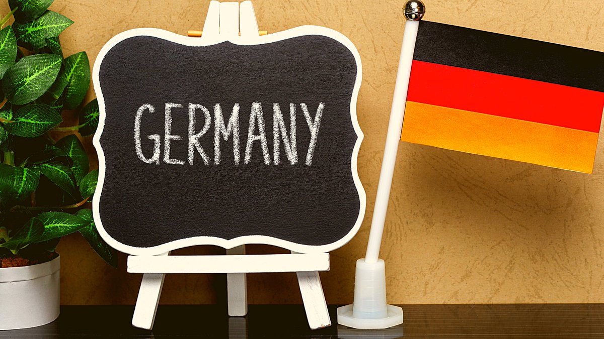 wizzmonifs's tweet photo. 𝗪𝗵𝘆 𝘁𝗵𝗲 🅱🅸🅶 🆁🆄🆂🅷 𝗳𝗼𝗿 𝘀𝘁𝘂𝗱𝗶𝗲𝘀 𝘁𝗼 🇩🇪?
#Germany #germanmasters #internationalstudies #toefl
#Auscanz #studyincanada #canadavisa #2021Intake #canadastudyvisa #StudyVisa
#Euroestudy #WhyTrainingIsImportant #GoTransatlantic #LetsTalk
#StudyinEurope https://t.co/lIIFZnCMxK