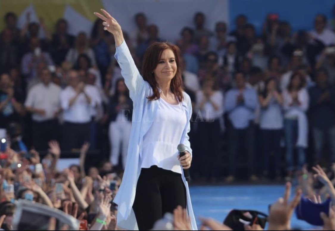 Que los cumplas muy felices!!!! Tan felices como son nuestros días peronistas.                                                  ✌🏻💗CFK CUMPLE 💗✌🏻