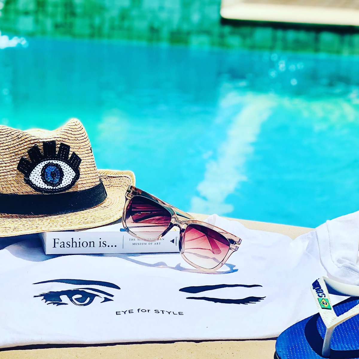 .... love a good poolside pic 🇿🇦☀️
@eyeforstyleeve1 Tee supporting charities around the world 🌍 This month all profits made in the UK will go to the amazing Sheffield based charity @CavCancerCare ❤️ 
Shop yours ( sunshine & pool not included) charlielilly.co.uk/eyeforstyle