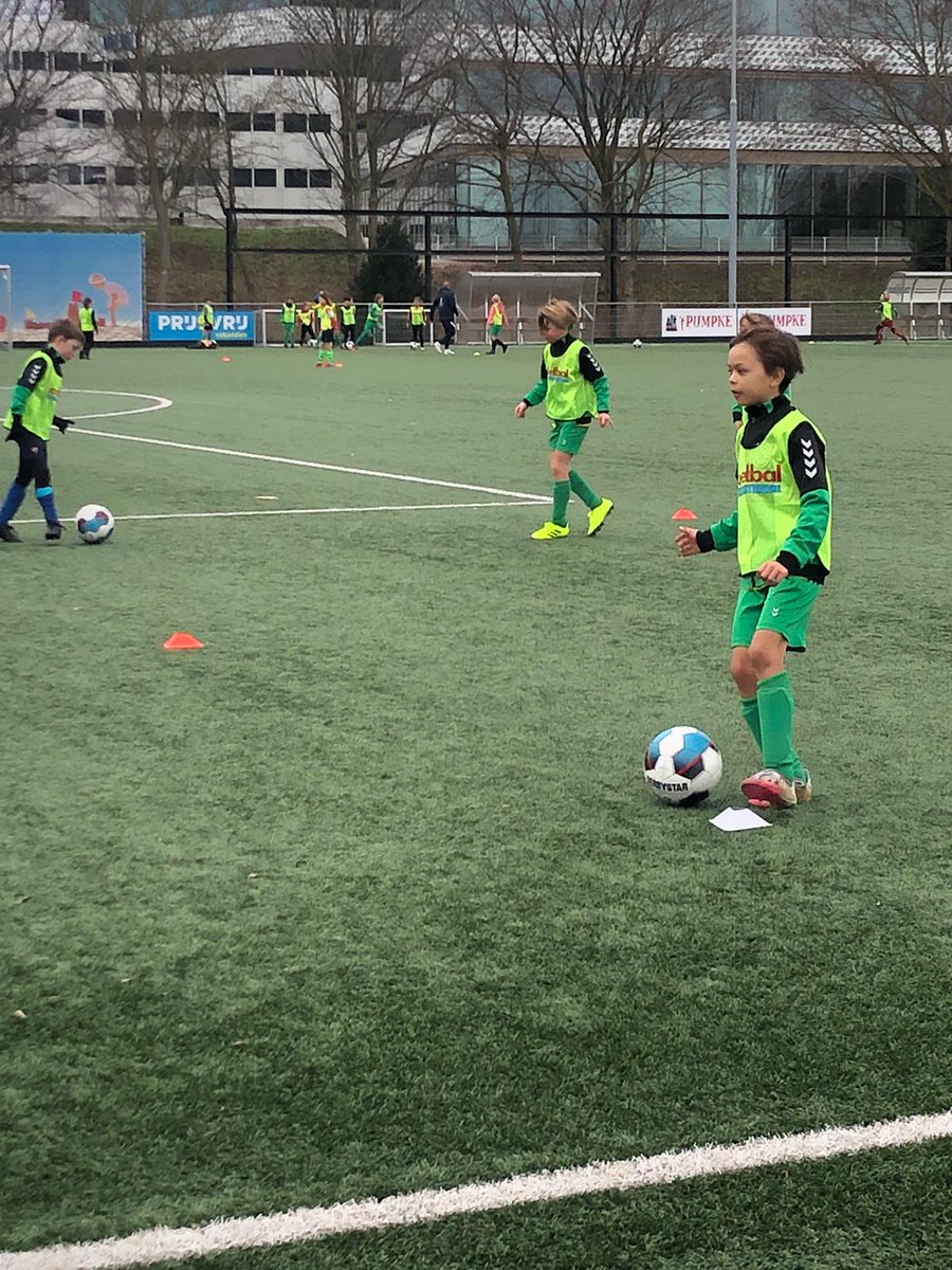 📢 Nieuw record, gisteren kon er weer gevoetbald worden bij svBLC! Bij 'de beste jeugdspelers van Nederland' waren er maarliefst 90 dol enthousiaste kids aanwezig. Dit is absoluut een record aantal. ⚽🥇
#svBLC #declubvanzuid #jeugd #record #voetbal