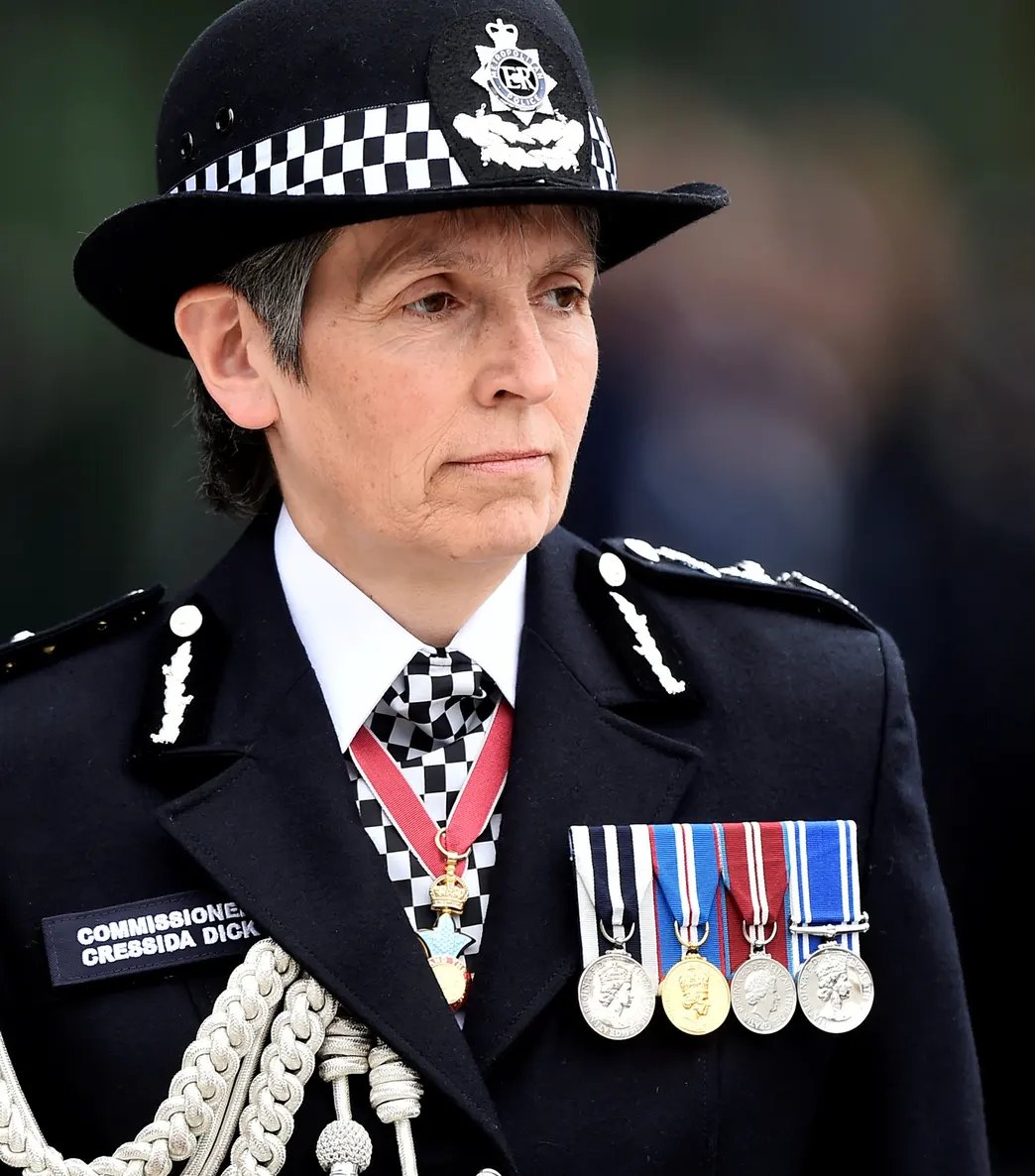 Widely panned as impractical, the women's truncheon of 1986 (1) was soon dropped, but otherwise evolution has continued, with new designs for senior officers' full-dress uniform (2). Hat excepted, women's uniforms are now largely indistinguishable ...  #LFW  #LFW2021 (11/n)