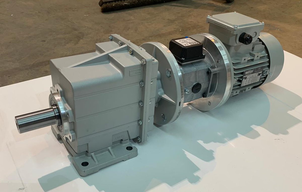 The modularity of the Transtecno product range enabled us to fit a KEB bake/clutch assembly between motor and gearbox. This is an essential part for a high frequency indexing application in a packaging machinery plant.

#Transtecno #Gearmotor #Interchangeable #configurations