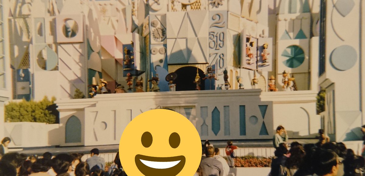 yuwdisney's tweet photo. スモールワールドステージ前で私が写ってる🏰
人形達が出てきたタイミングで撮ろうっていう、���りがちな母の意図📷 https://t.co/Hc2XIxmnrV