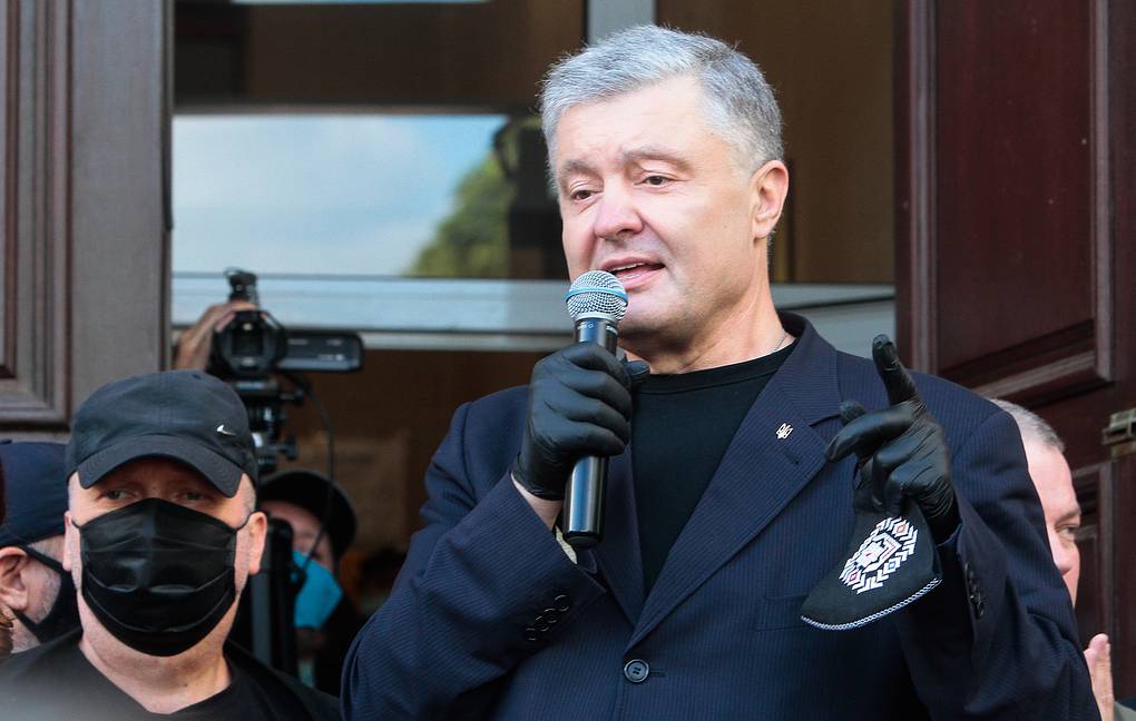 Petro Poroshenko, ex presidente ucraniano, ha comprado el canal de televisión "Прямой" (Pryamoy). Poroshenko asegura que tomó la decisión tras recibir informes sobre la posible imposición de sanciones al medio por parte del el Consejo de Seguridad y Defensa Nacional de Ucrania.