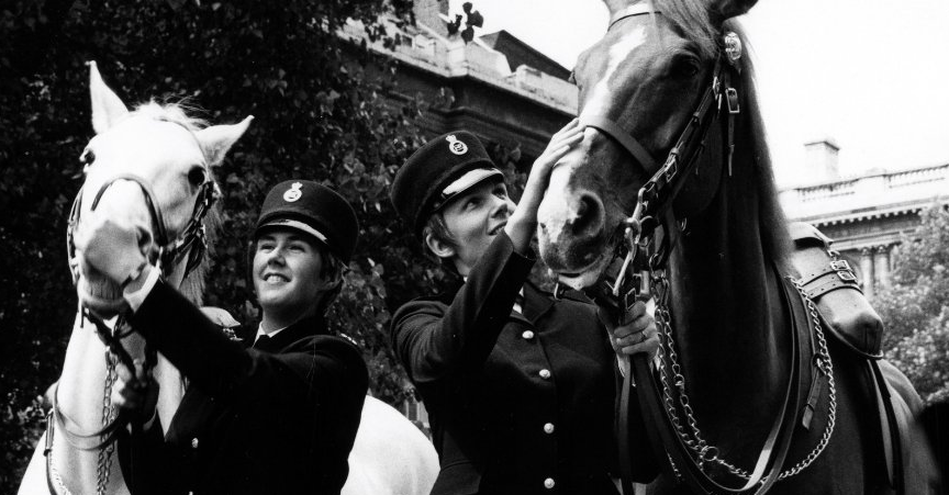 ... from those of their male colleagues, reflecting all officer specialisms and roles now being open to women. Thanks for reading! (Our earlier thread devoted to the 'Hartnell' uniform is at  https://bit.ly/3ax0NnG&nbsp;)  #LFW  #LFW2021  #FashionHistory (12/end)