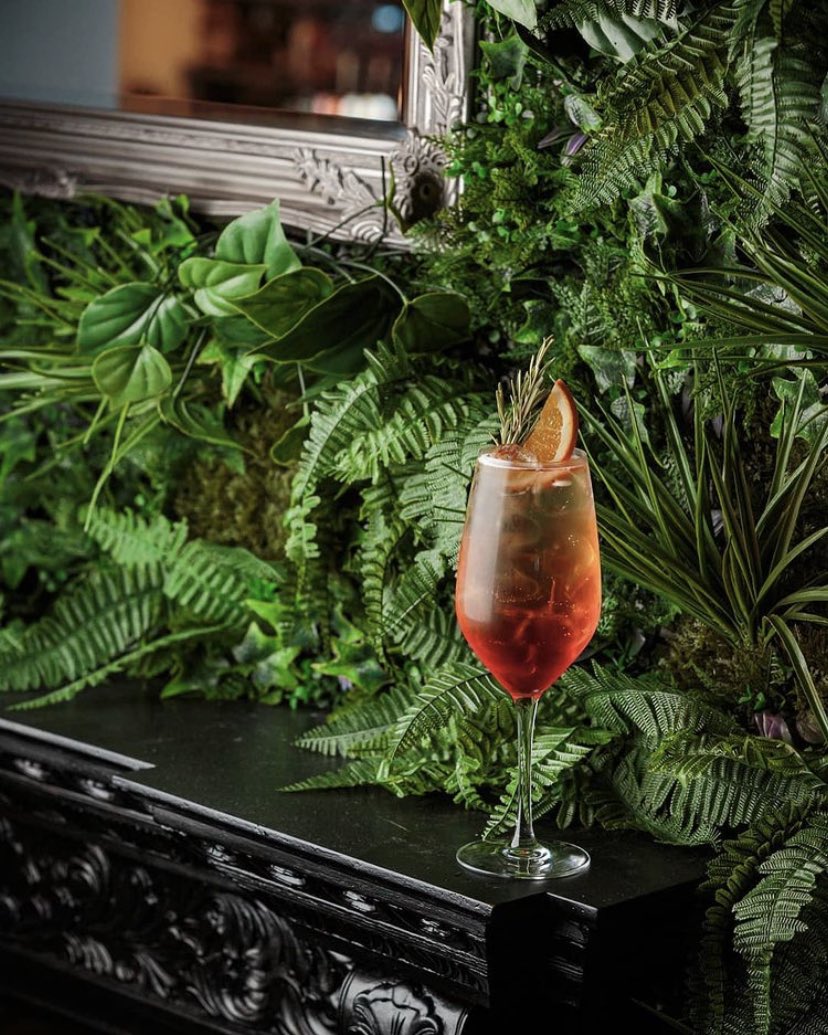 Fauxliage1's tweet photo. Friday feeling... 
.
#greenwal #rainforest #jungletheme #featurewall #livingwall #interiordesign #fridayvibes #weekend #barathome https://t.co/N3LJs34PR1
