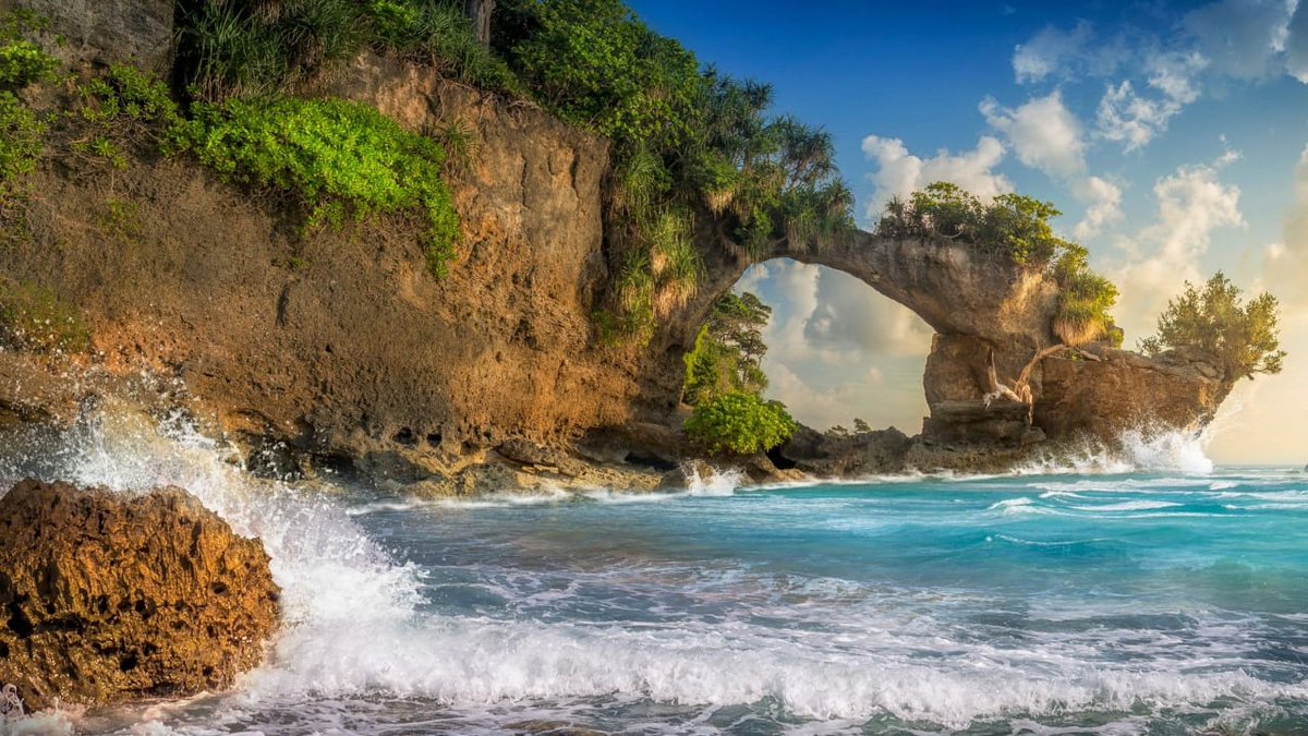 AAI_Official's tweet photo. Andaman & Nicobar Islands are all about natural beauty. Howrah Bridge located on Laxmanpur Beach at Neil Island in Andaman is one such place. Visit this picturesque spot from Port Blair @aaipblairport & walk on sea coast filled with dead corals & tall Mahua trees. #FridayFlyAway https://t.co/VghfcbWprZ