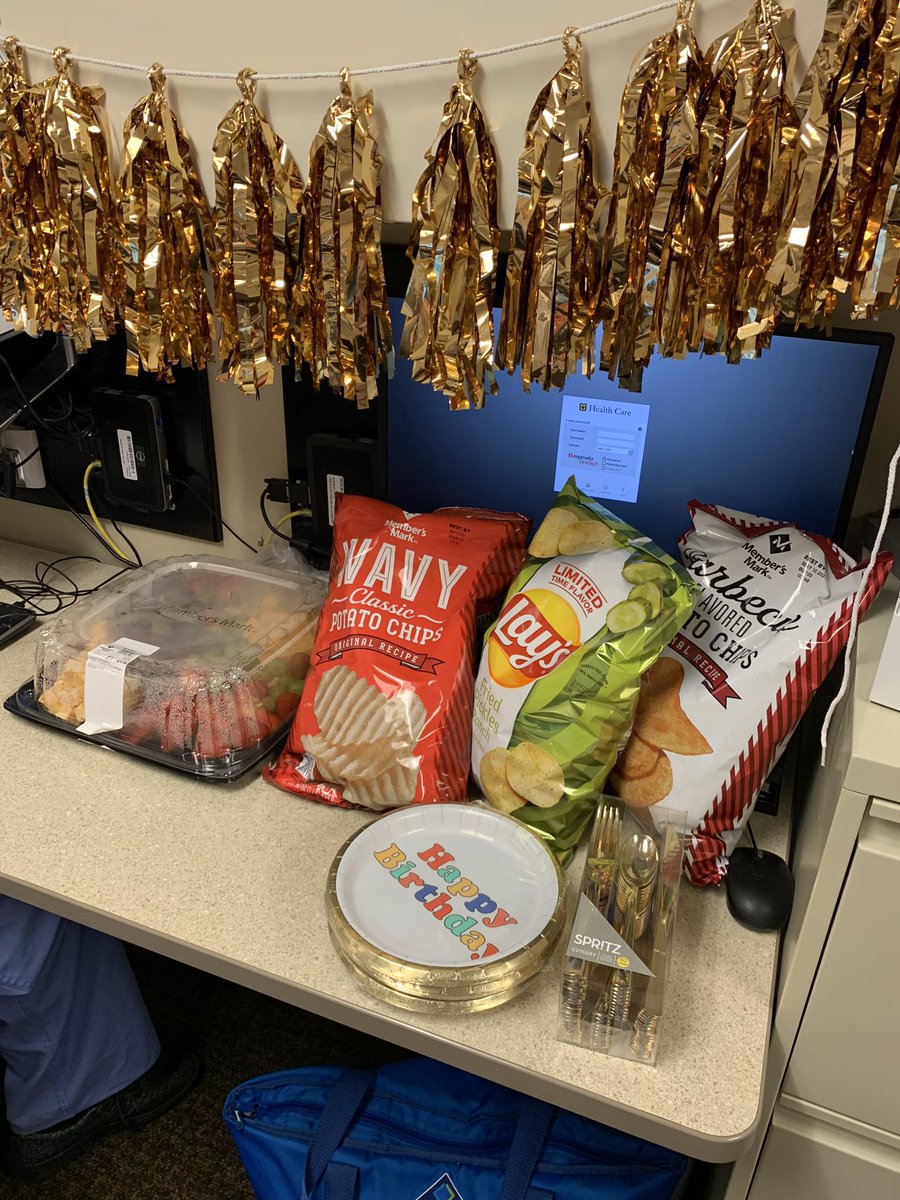 KSMurrayUro's tweet photo. All the @MizzouUrology residents show up to clinic when there is #freefood! #bestnursesever @muhealth. Look at those snacks-they know me too well! 🤩 🙏 https://t.co/Nw62EUNCjV