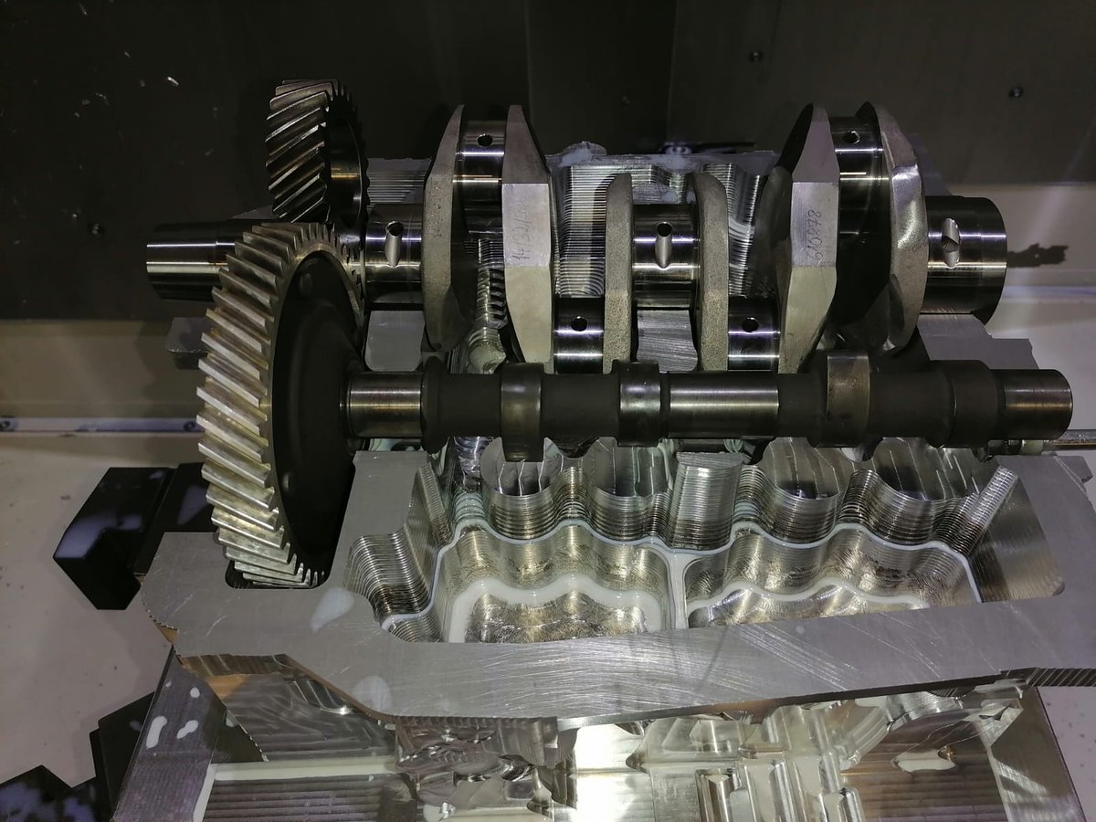 LimFlug's tweet photo. Update: Kurbelwelle und Nockenwelle werden zur Überprüfung in die jeweilige Lagergassen der bearbeiteten Kurbelgehäuse Hälfte eingesetzt. Es kann weiter gehen 👌#aircraftengine #160PS #limbachflugmotoren #qualityengineering #L2400DX https://t.co/x5493BovQl