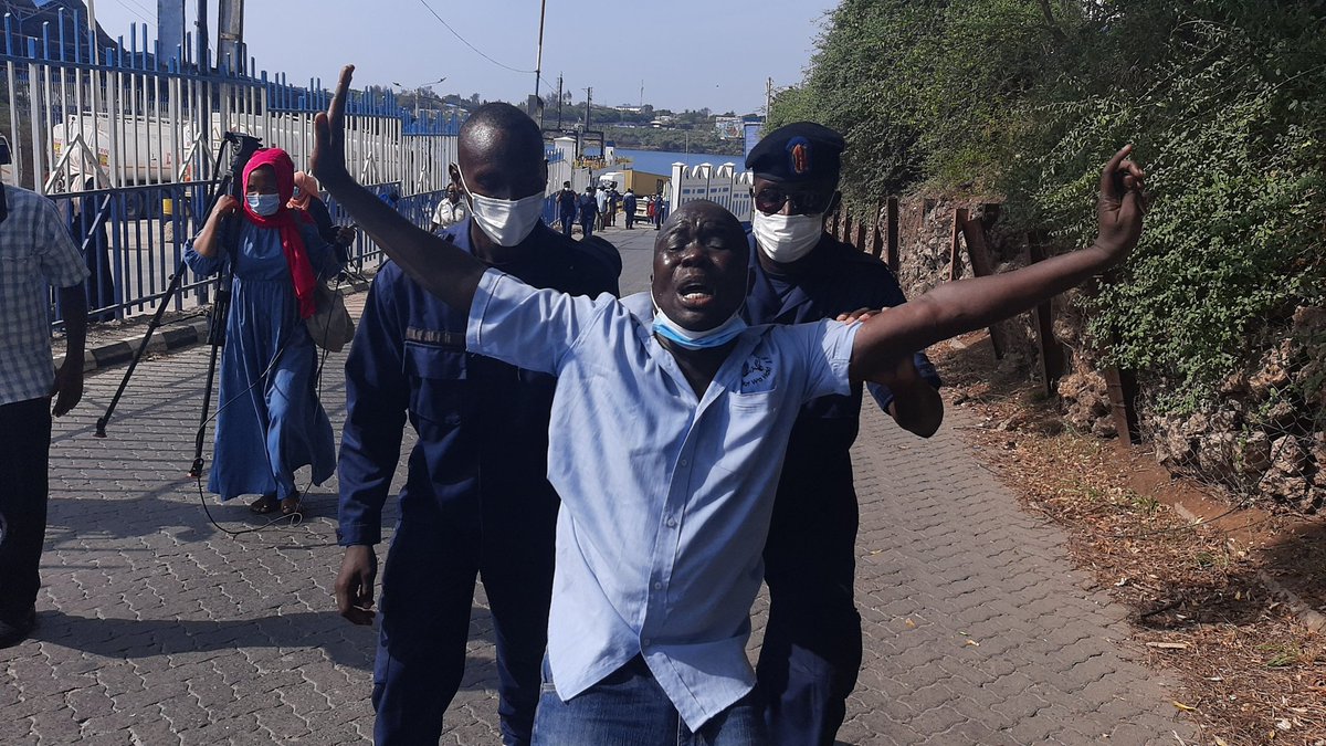 AjendaKenya's tweet photo. Injustice anywhere is Injustice everywhere @IPOA_KE @DCI_Kenya  @makumi_tirus @IG_NPS @DavidNdii @bonifacemwangi @MigunaMiguna #ReleaseAumaAndKhelef https://t.co/b4uZwt1HaT