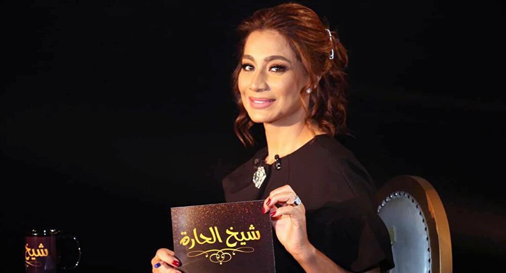 بوابة الوفد أمام الشاطئ.. بسمة وهبة تعكس شباب روحها بفستان أحمر لافت