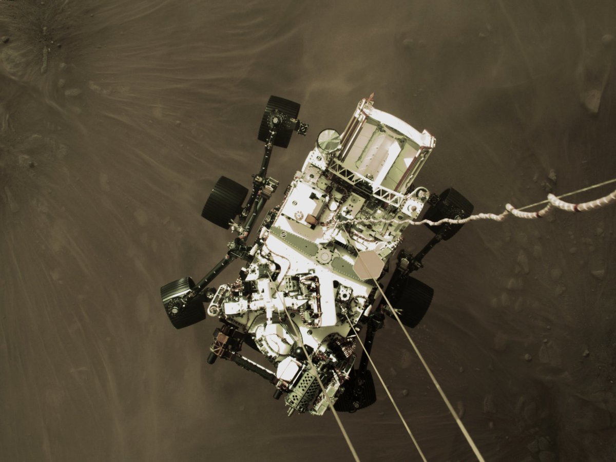 ¡Un sueño hecho realidad! Esta imagen de @NASAPersevere muestra nuestro rover aún en el aire, justo antes de que sus ruedas tocaran el suelo marciano. #JuntosPerseveramos