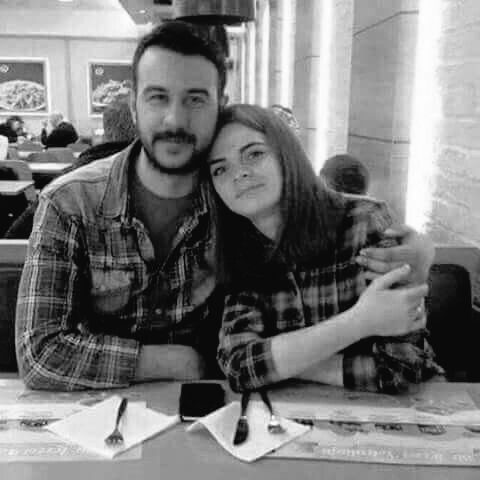 Turkmnem's tweet photo. Doğmasın her günün hali harapsa,
Hiç nefes ciğere batar mı Leyla?
Aldığın her nefes bir ızdırapsa, 
Ölmek yaşamaktan beter mi Leyla?
                         ----
Çürütse bedeni toprağın nemi, 
Sevda bir ölmeyle biter mi Leyla?
@CanerKara_Tayma
#FıratYılmazCAKIROĞLU rahmetle 🥀🇹🇷 https://t.co/tEjBZ9U2se