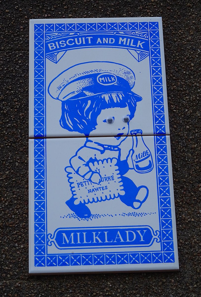 curiouscat1blog's tweet photo. #StreetArt #Arturbain #Couleurs A #Nantes, au hasard de mes "vagabondages" urbains : #MilkLady (les 👀 , évocateurs des cartes en relief et de souvenirs d'#enfance 👍🤗) & #Tobif... 😉😊 https://t.co/B1lMVrVvKZ