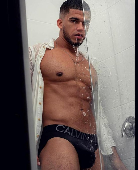 Who doesnt love getting wet ? #camgirl #jockmen #fridaymorning #weekendvibes https://t.co/Z6InRDBRUU