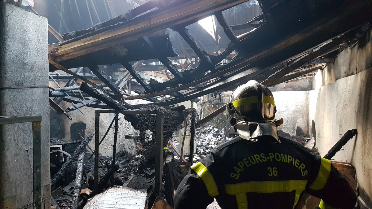 pompiers36's tweet photo. Une cinquantaine de @pompiers36 sont intervenus sur un feu entrepôt @Chateauroux36 
4 lances ont été nécessaires pour contenir le feu et préserver l'activité de l'entreprise.
👍👨‍🚒👩‍🚒 #Châteauroux #Ardentes #StMaur #Villedieu #Buzancais #Neuvy #Levroux #Argenton https://t.co/QdPJgNyhIp