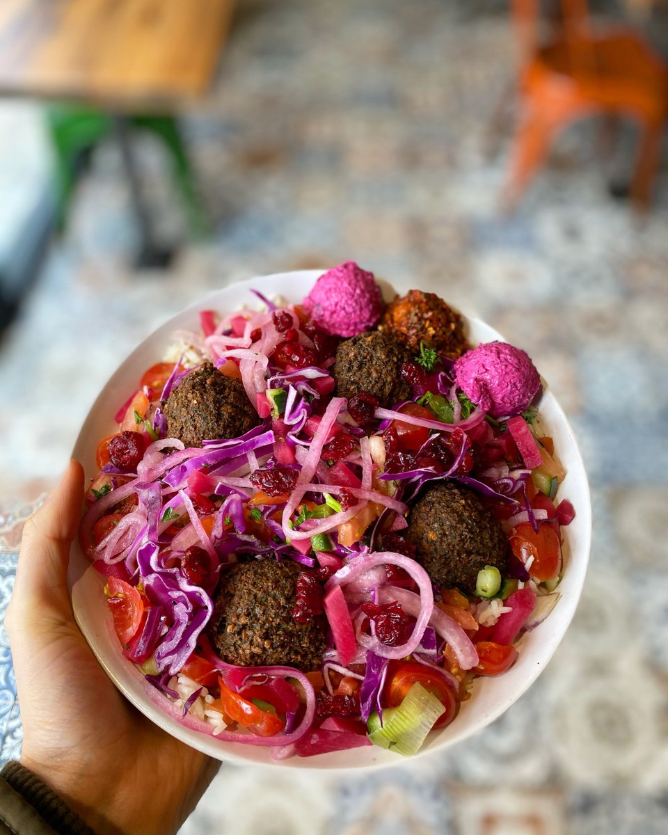 TGIF- treat yourself to a bowl that makes you feel as good as it looks tonight! 

#healthyfood #mezeh #mezehmediterraneangrill #tgif #falafel #mediterranean #healthydinners