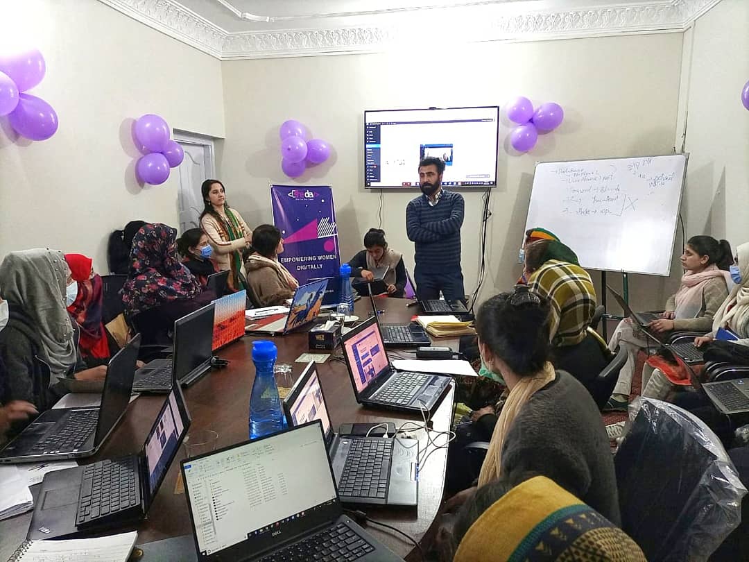 Shedevofficial's tweet photo. WebDev Day-02 update:
CEO @Tech_Scape Mr. @AneesAmin3 & Director Education Colleges Gilgit Baltistan Mr. Manzoor Karim visited SheDev's first ever Web Development Training at @gbrspofficial
#stepingintocomputing #shecan #shecodes #Tech #womenempowerment #WebDev #womeninstem https://t.co/0VhGpcB3FM