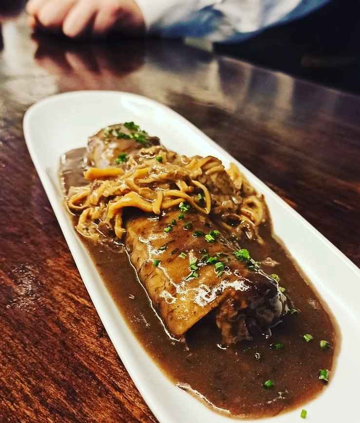 Aún estamos en temporada de #setas y #trufa. No te pierdas nuestro canelón de carrillada con trufa y angula de monte. Perfecto con una copa de oloroso! Una delicia para este fin de semana!
.
.
#foodie #SevillaHoy #foodporn #cocina #tdsgastro #restaurante #cheflife #sevillatapas