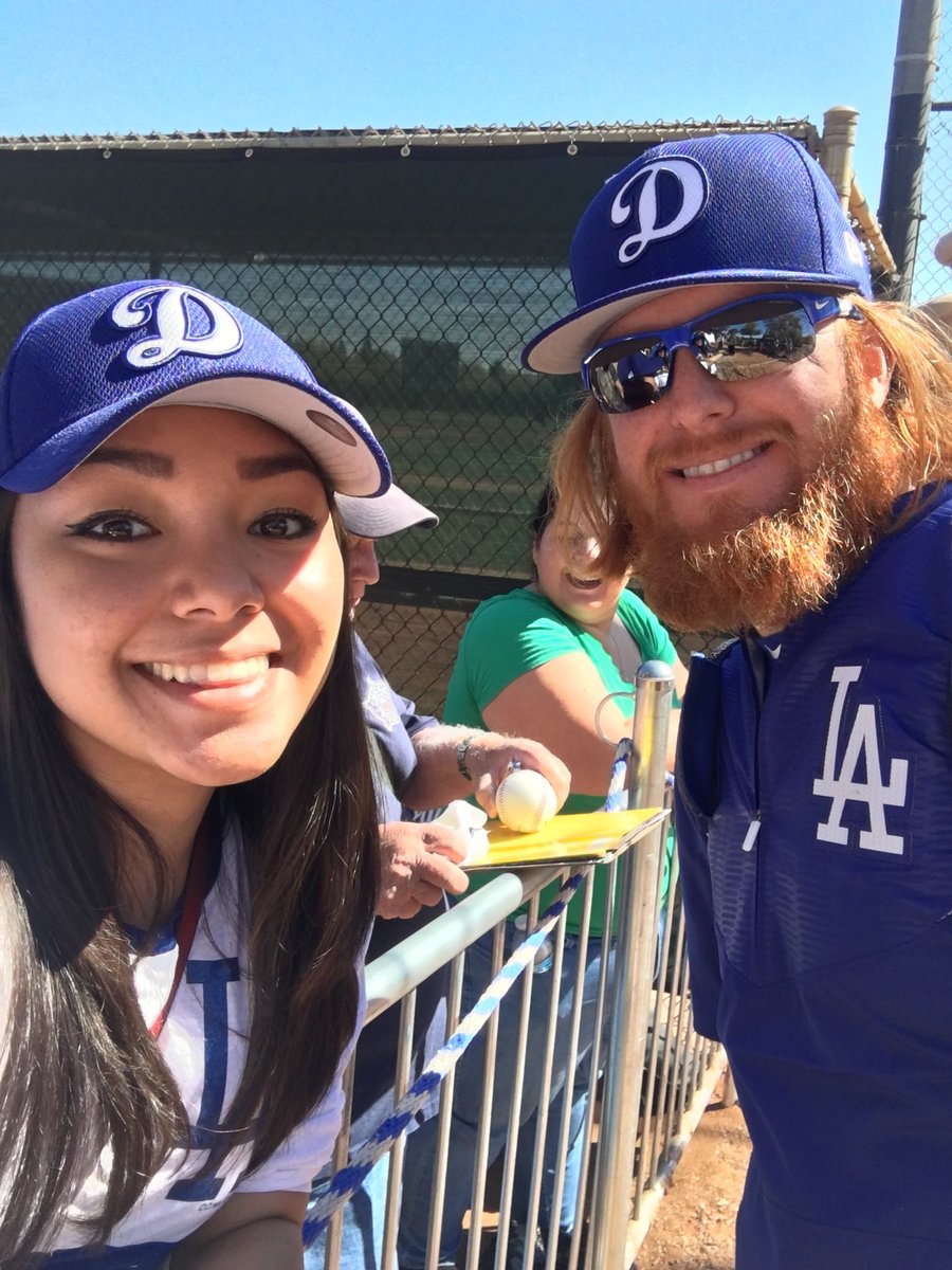 ashleyyyjade's tweet photo. Welcome back, @redturn2
Throwback to when it was safe to take selfie’s with the players at practice 🥺 #ST2017 https://t.co/jEY3FFhVDS