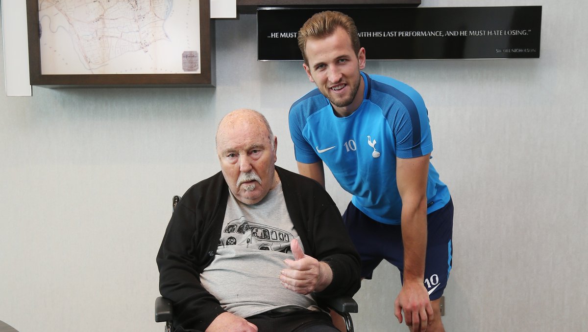 SpursOfficial's tweet photo. 𝟏. @jimmy_greaves: 𝟐𝟔𝟔 ⚽
𝟐. @HKane: 𝟐𝟎𝟗 ⚽

Happy birthday, Jimmy! 🥳  

#THFC ⚪️ #COYS https://t.co/OsSofFq2Cq