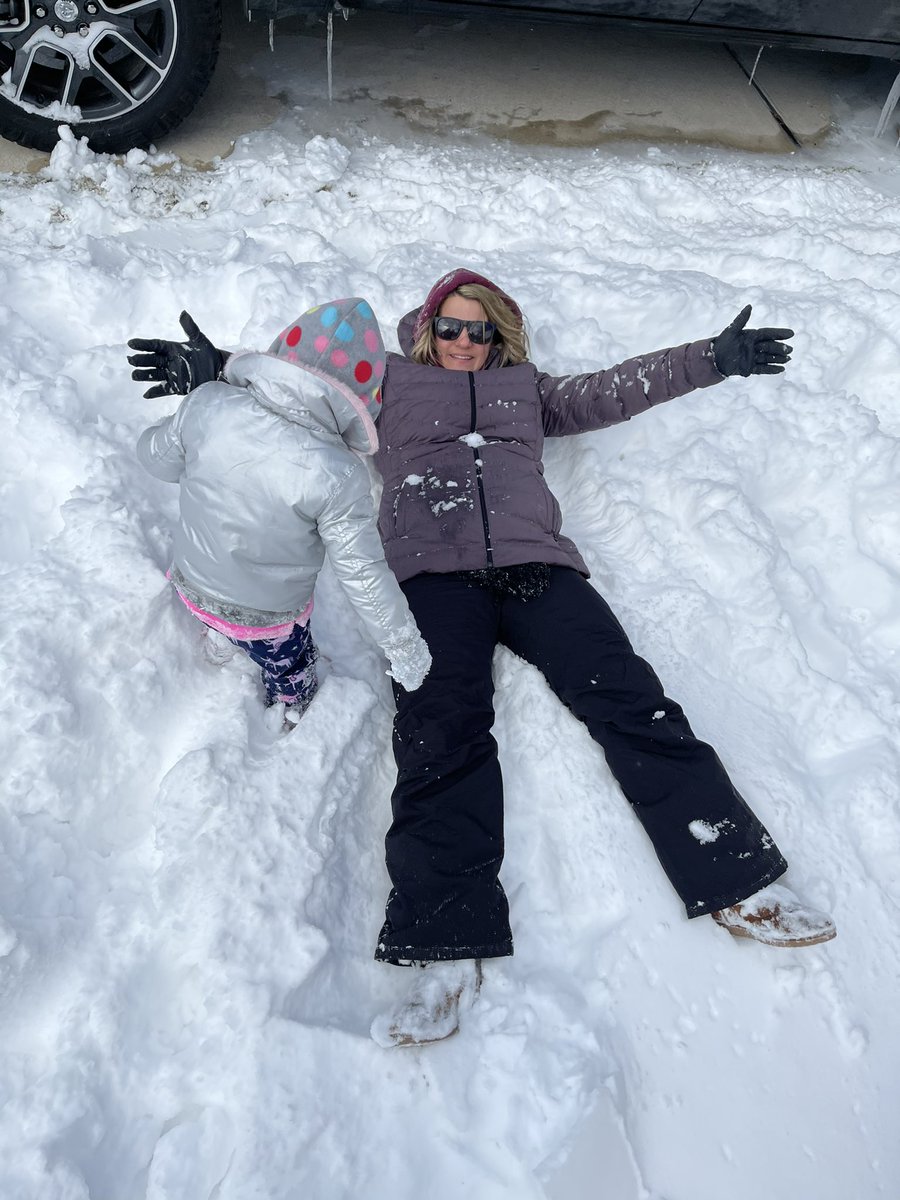 Jamie683's tweet image. Grateful for family! The snow has been fun but I am happy to see the sun today! #bedse