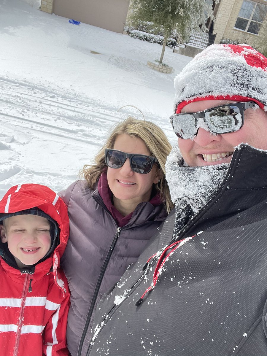 Jamie683's tweet image. Grateful for family! The snow has been fun but I am happy to see the sun today! #bedse