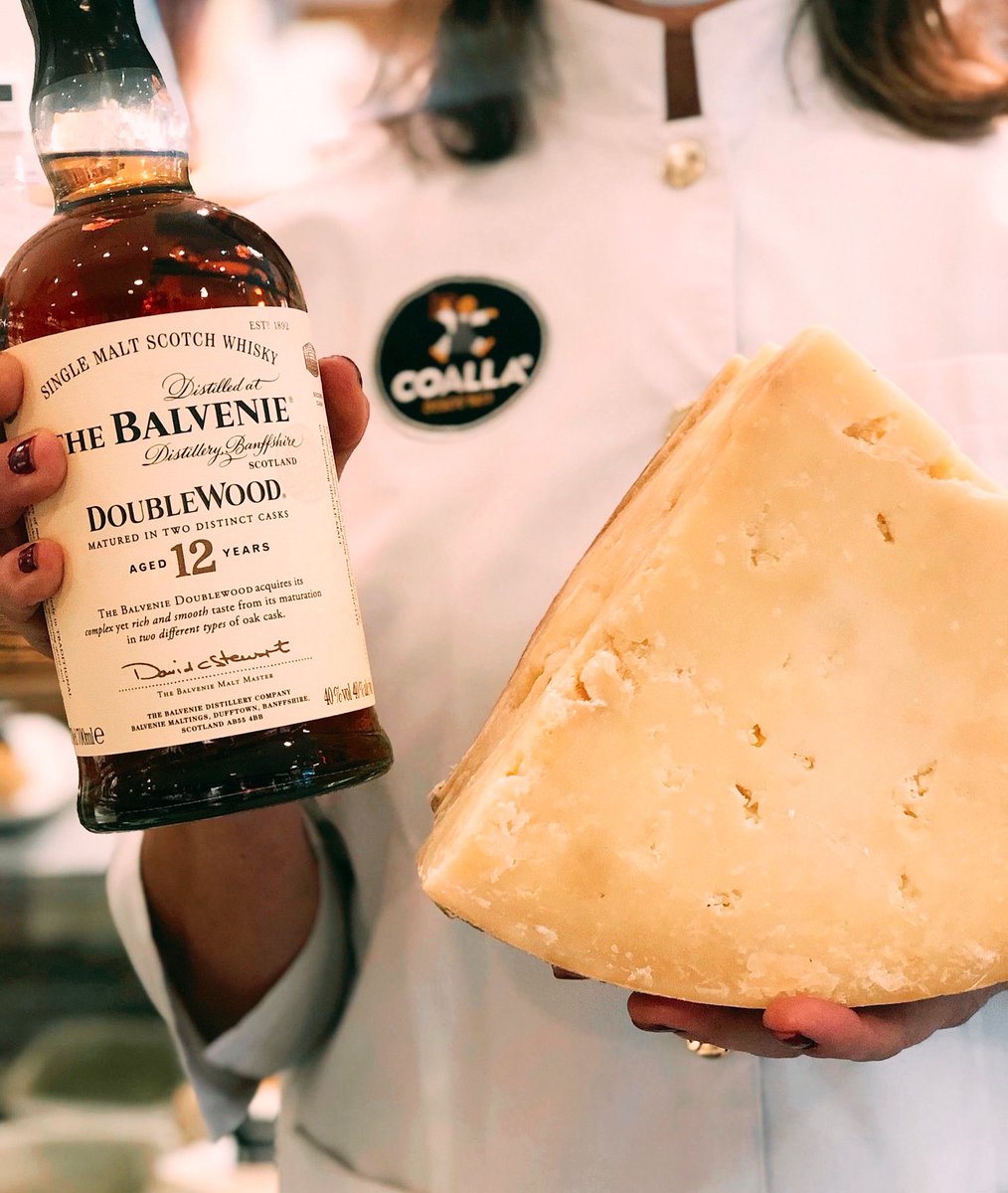CoallaGourmet's tweet photo. ¿Eres #CheddarAddict? Potente, picante y cubierto con una tela empapada en manteca de cerdo para darle un sabor aún más intenso
📍Isla de Mull, Escocia 🥛Leche cruda de vaca 🧀Pasta dura, piezas de 20-22 kilos 🥃Ideal para un trago tranquilo de #TheBalvenie 12 años #Doublewood https://t.co/SZKLRNQWWk