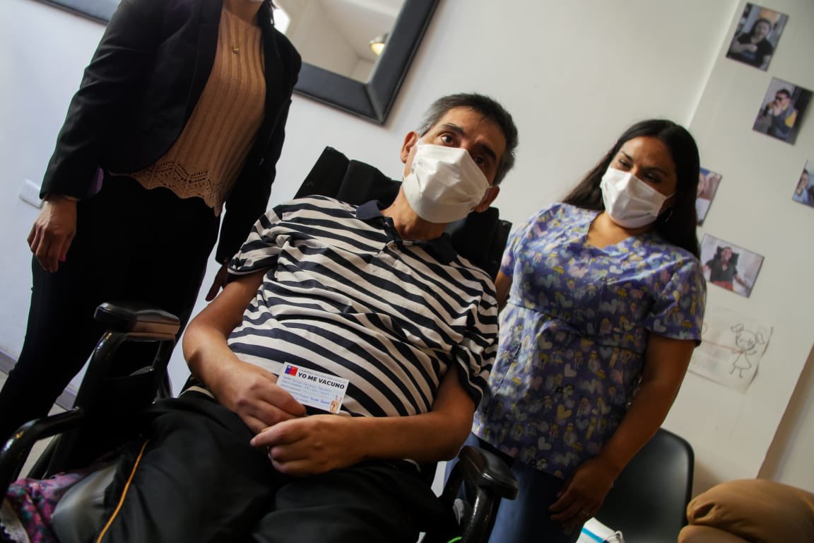 Acompañé a Jorge, Pablo, Erwin y Jeanette, miembros de una de las 28 residencias <a href="/senadis_gob/">Senadis Chile</a> , me emocione profundamente cuando dijeron #YoMeVacuno✌️🥺, paso a paso llegaremos a los más de mil usuarios con dosis de esperanza para volver a encontrarnos en abrazos sinceros 🤗❤️