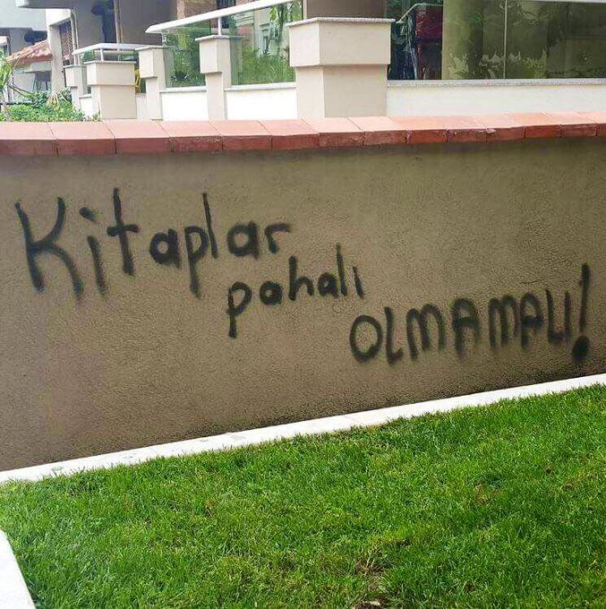 EyupGumussay's tweet photo. Emilé Zola'nın dediği gibi; "Pırlantadan alınmayan vergi, kitaptan alınıyordu; çünkü pırlanta alandan değil, kitap okuyanlardan korkuyorlardı."
#kitapfiyatları https://t.co/Rob1eGNm6J