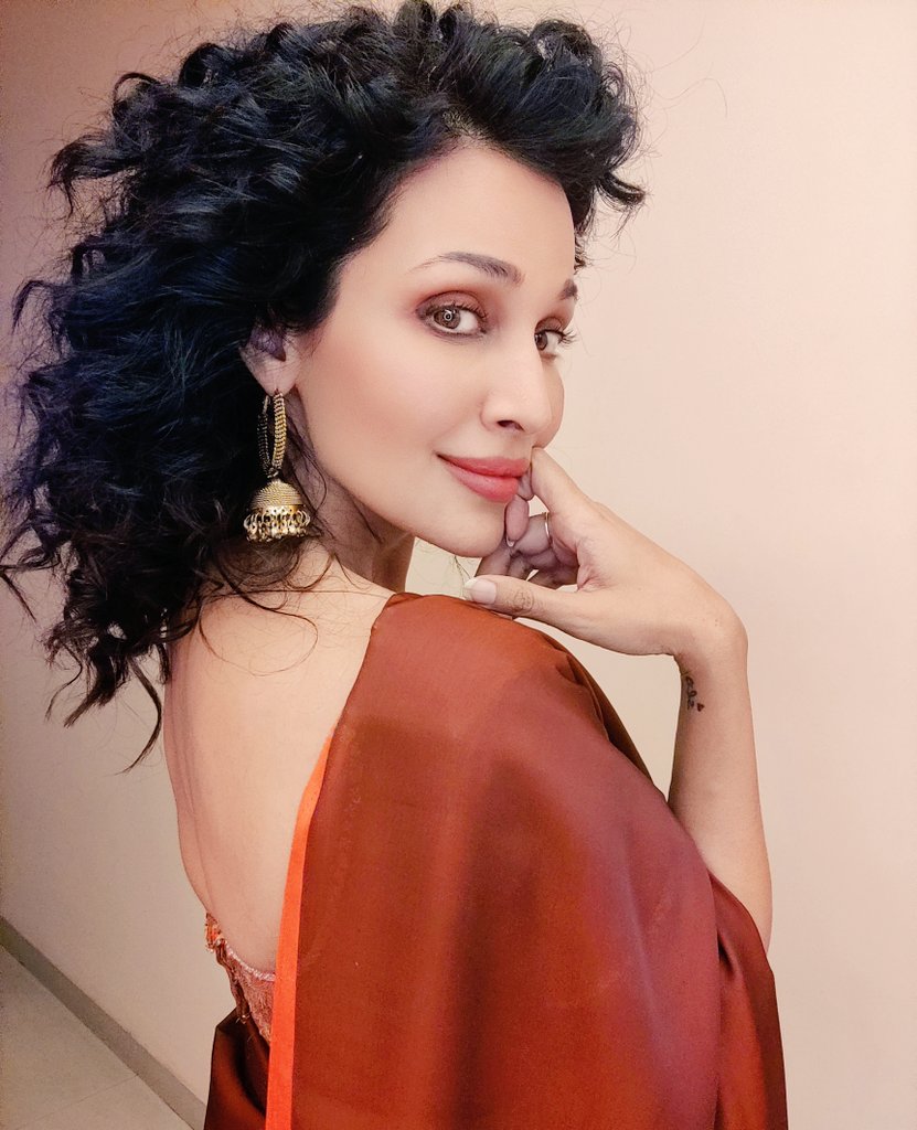 Flora_Saini's tweet photo. Talking about ME!! 😀
.
#Live at 10pm #tonight on the App
#Link in Bio ❤️
.
#curly #saree #sareelove #maggie #me #talkingaboutme #jhumka #desidil #love #picoftheday https://t.co/cBLVsbLJba