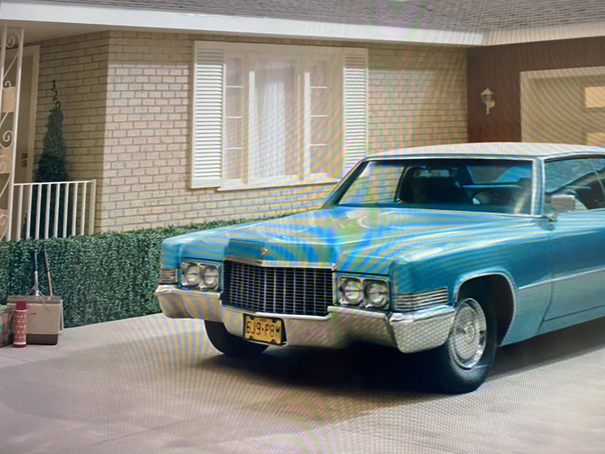 NatytaEscudero's tweet photo. Encontré esto.
El auto amarillo en la escena post crédito del cap de hoy de #WandaVision no es de la misma patente (obvio que reacondicionsdo a época) que el que maneja Agnes en el cap 6 (foto desde TV). La que coincide es la del doctor capítulo 3. Dr en casa de Agnes? #P8M P8M https://t.co/qD418tj0TC