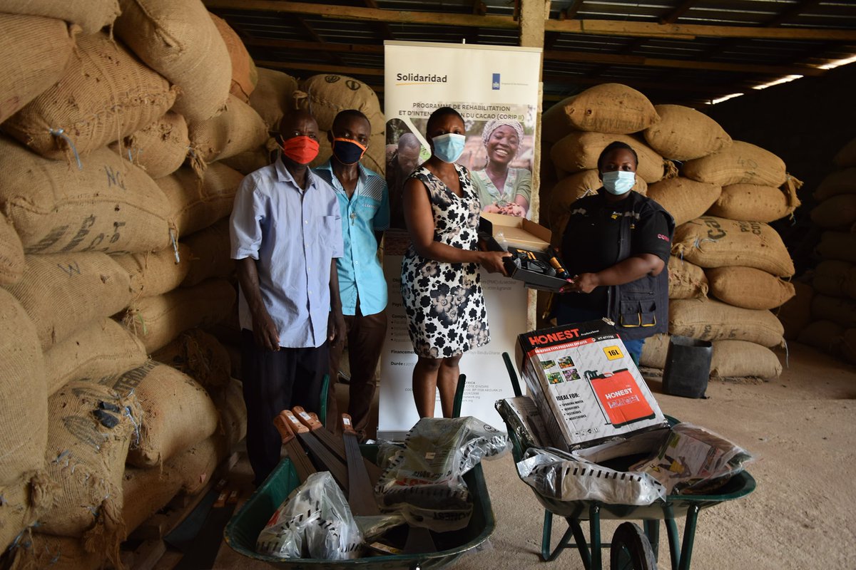 Solidaridad_wa's tweet photo. Cocoa farmer cooperatives in #cotedivoire have been encouraged to engage in crop #diversification to increase their income and food supply for their families. As such, the farmers received vegetable seeds and farming tools from @Solidaridad_wa under #CORIPII funded by @NLinGhana https://t.co/sztEDnkHT2