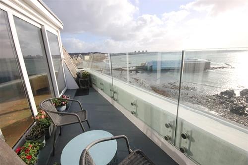 BenestEstates's tweet photo. Qualified/Entitled  £629,000  St Helier

Spacious 2 bedroom penthouse apt
Terrace with wonderful sea views
Fully fitted double bedrooms
Huge living area with patio doors
2 parking spaces. Lift service
Large store cupboard
https://t.co/QeW31j4Jxa
💚 https://t.co/XVeK2BOLRh